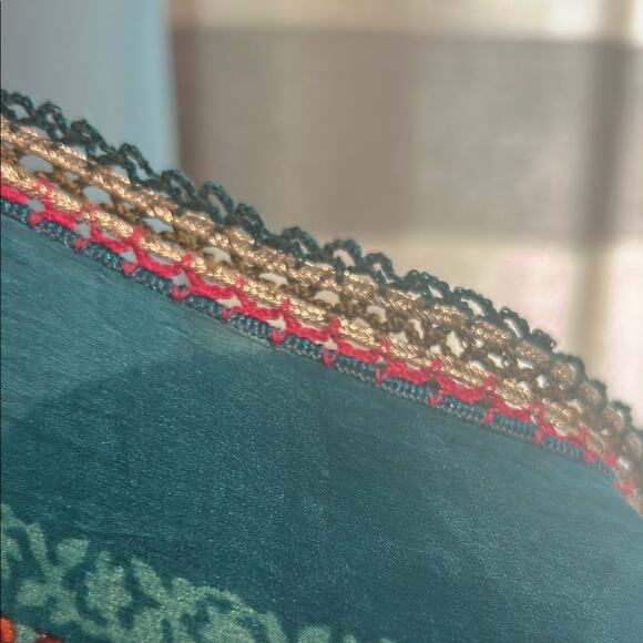 Indian Pashmina with ebroidered edge gorgeous vibrant colors - Picture 5 of 7